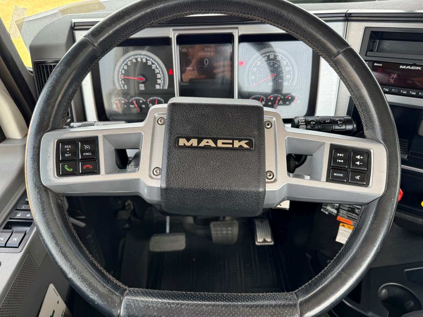 Used 2023 Mack Anthem Daycab - image 14